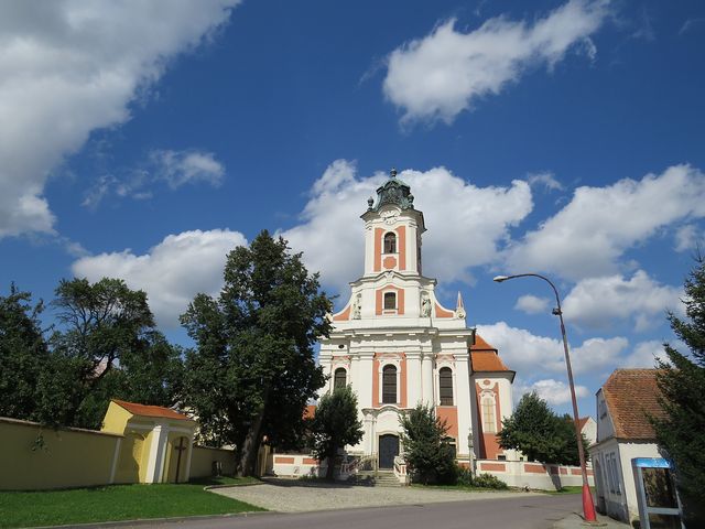 kostel sv. Linharta v Kdousově; www.svatosi.cz