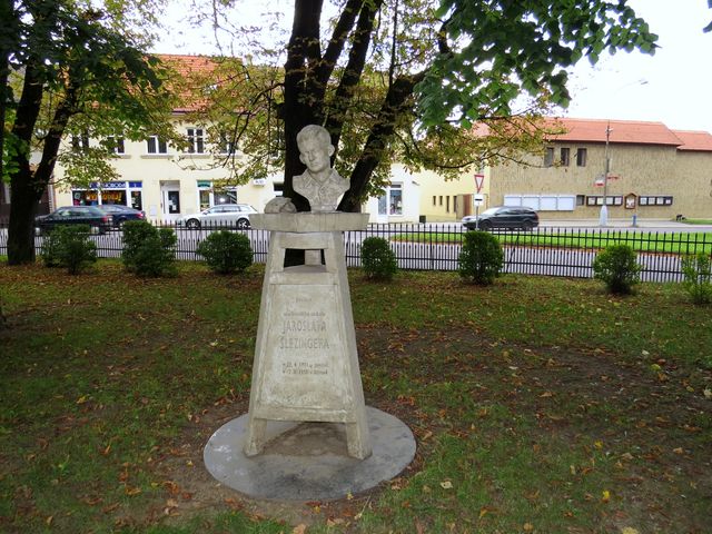 památník sochaři Jaroslavu Šlezingerovi v jemnickém zámeckém parku
