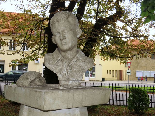 socha byla odhalena na konci dubna 2011 při příležitosti 100. výročí narození sochaře Šlezingera