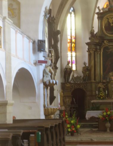 Kristus na kříži na levé straně oltáře v kostele sv. Stanislava je dílem J. Šlezingera, jemnického rodáka
