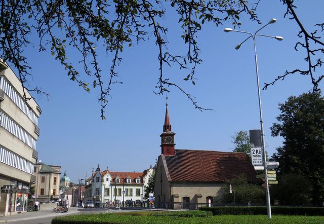 ohlédnutí za historickým centrem města - v pozadí jedna z věží kostela Nanebevzetí P. Marie