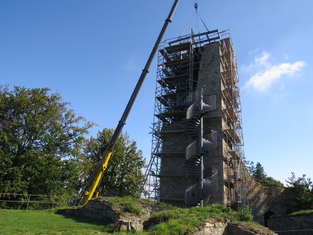 věž má rozměry 5,8 x 5,8 m a je vysoká 25 metrů; www.svatosi.cz