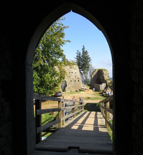 průchod branou z jádra starého hradu přes bývalý padací most na nádvoří, kde bylo původně předhradí; www.svatosi.cz