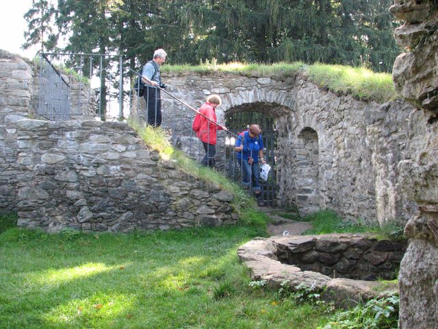 všude kolem je vidět péče a snaha o zachování zbytků hradu; foto F. Janeček