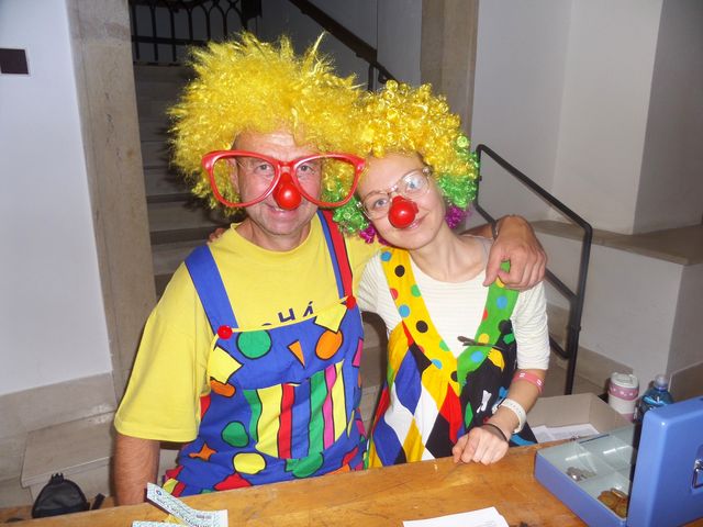 na startu v Malovaném domě vítali děti veselí klauni; foto L. Tomáš