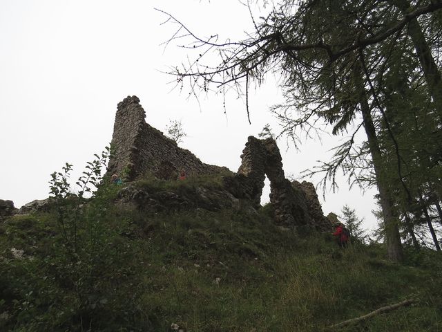 z rozsáhlého hradu na ostrohu zbyly jen části zdí