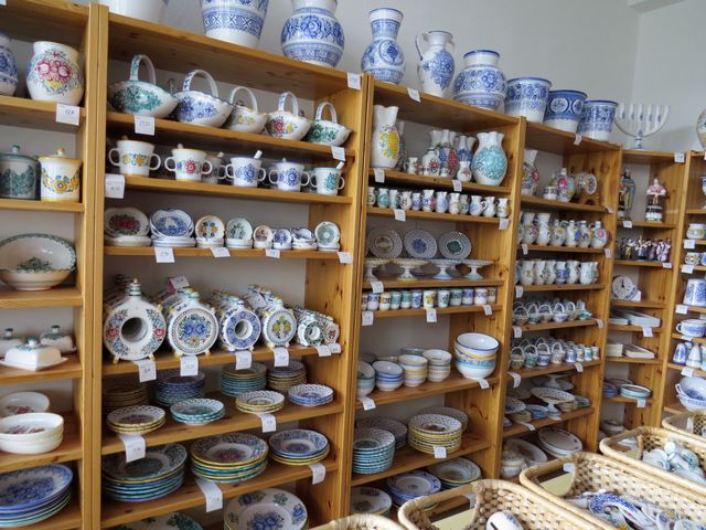 tradiční modrobílá keramika se tu vyrábí od roku 1883