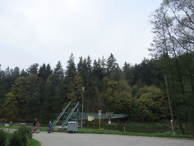 most přes Sázavu zavede poutníky na železniční zastávku v lese