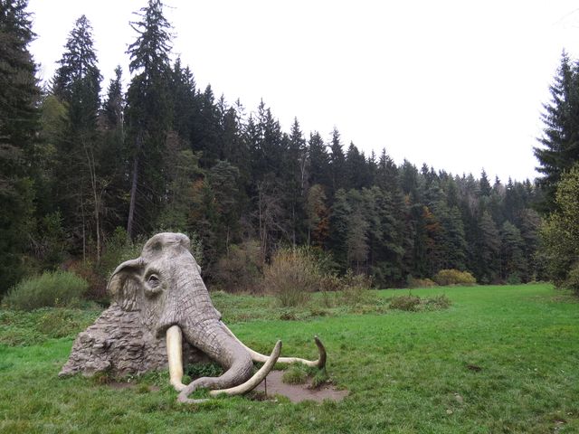 Mamut je jedna z nejstarších Olšiakových soch instalovaných ve volné přírodě na Žďársku