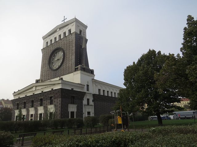 věž kostela je vysoká 42 metrů