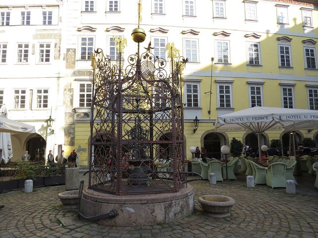 kašna s renesanční mříží na Malém náměstí