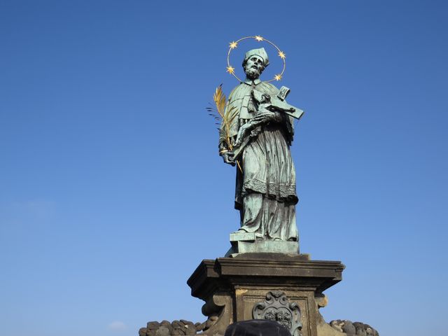 socha sv. Jana Nepomuckého na Karlově mostě