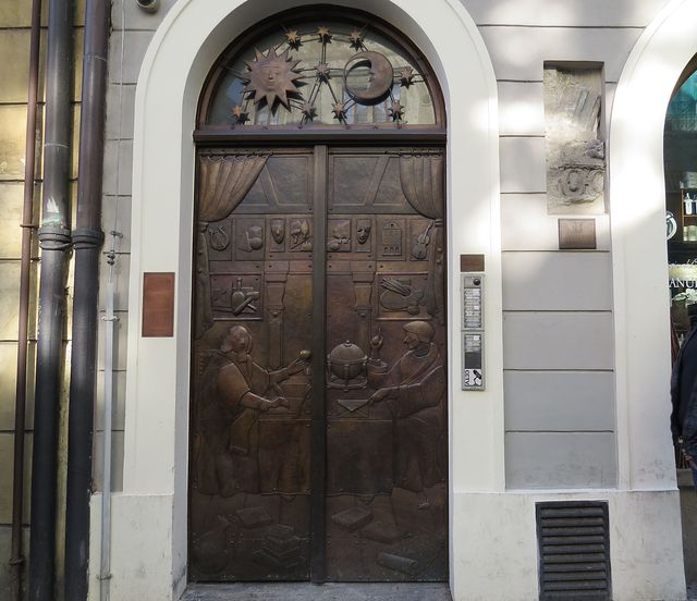 dveře v Mostecké ulici; www.svatosi.cz
