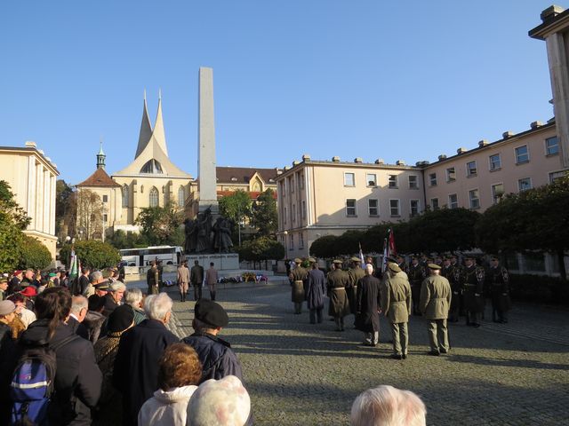 uctění památky padlých legionářů na náměstí Pod Emauzy