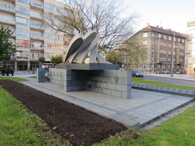 pomník Padlým letcům na náměstí Svobody v Praze 6