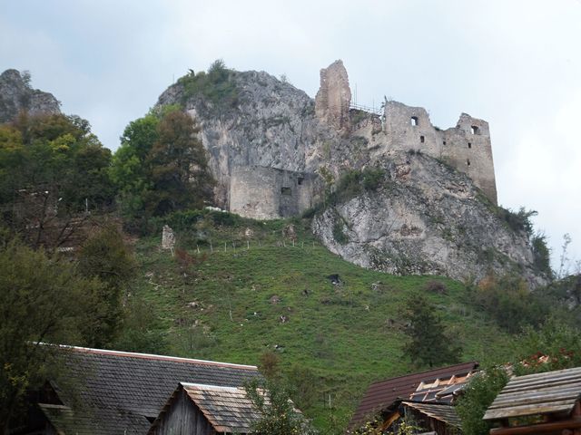 hrad nad starobylou vsí Lednice; foto I. Svobodová