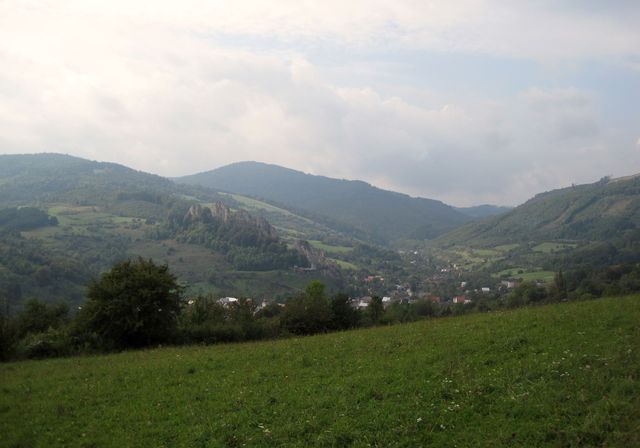 údolí, kde leží pod bradlem obec Lednice