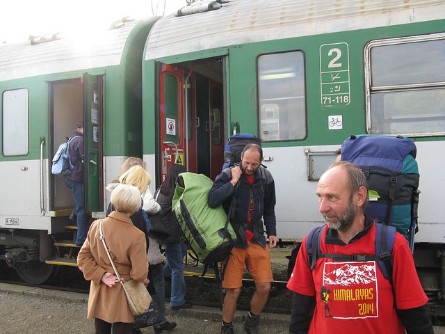 Láďa a Tomík vystupují na třebíčském nádraží; foto M. Bradová