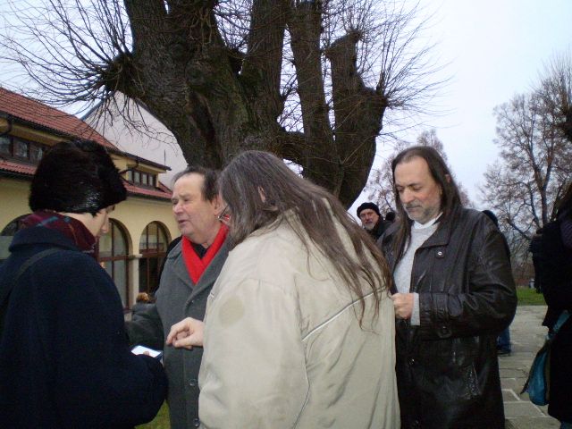 básníci Jiří Kuběna (s červenou šálou) a Jaroslav Erik Frič v Kostelním Vydří 19.11.2011