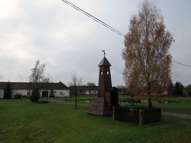 náves ve Volevčicích - zvonička pochází z 19. století
