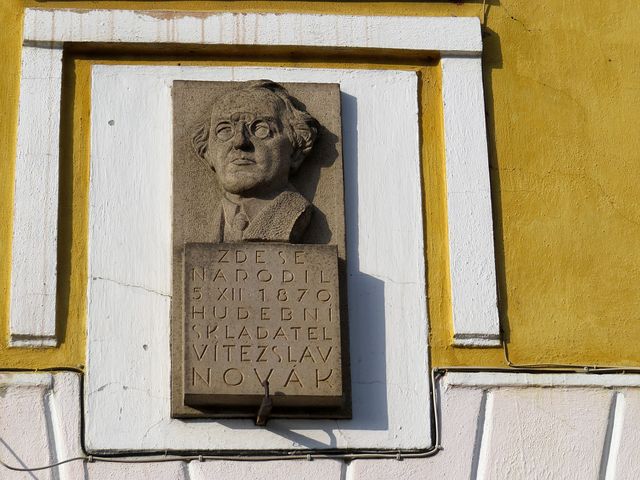 pamětní deska na rodném domě V. Nováka v Kamenici nad Lipou
