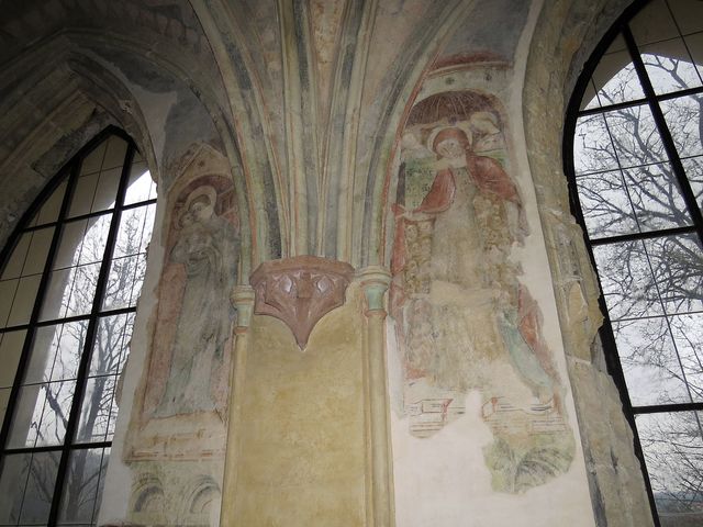 částečně dochované gotické fresky
