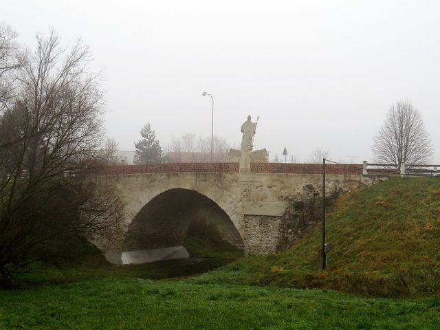 na barokním mostě přes Jevišovku je socha sv. Mikuláše