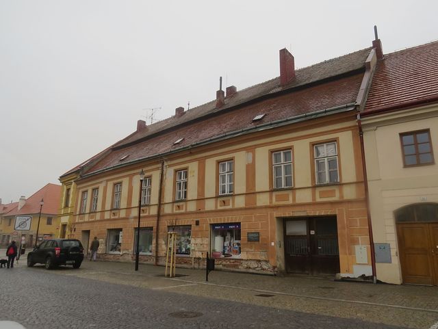 dům na náměstí, ve kterém bydlel skladatel František Míča