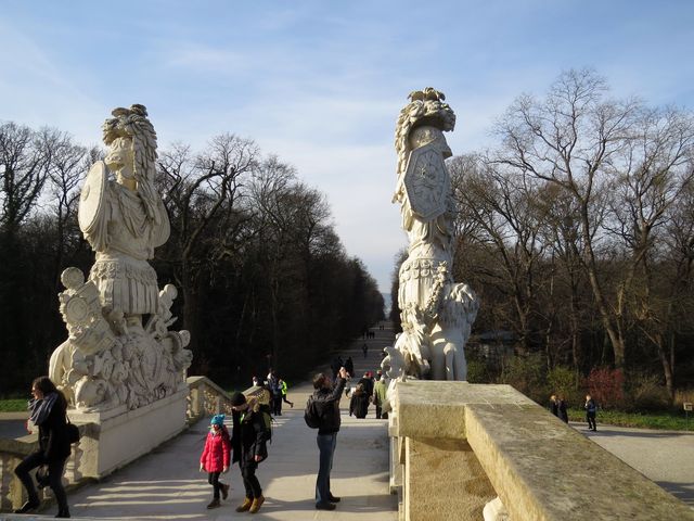 sochy hrdinů na terase Glorietu