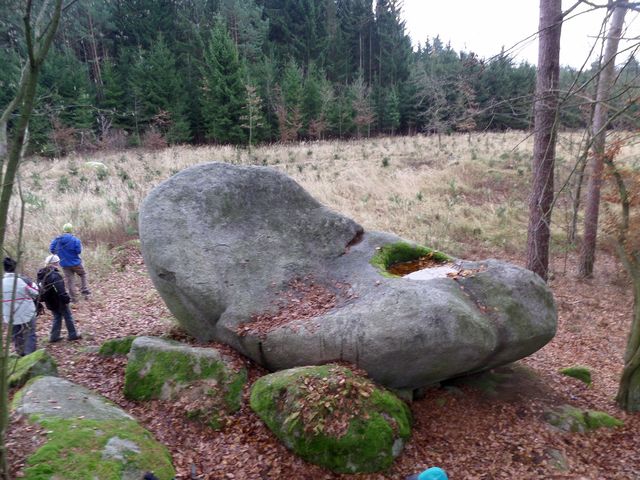 jeden z kolomazných kamenů v okolí Trnavy; foto L. Tomáš