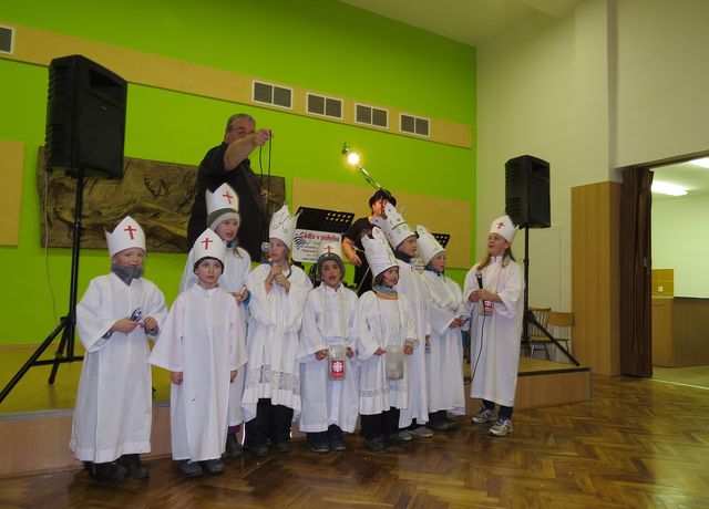 Tříkráloví koledníci tradičně zahájili program v kulturním domě; www.svatosi.cz