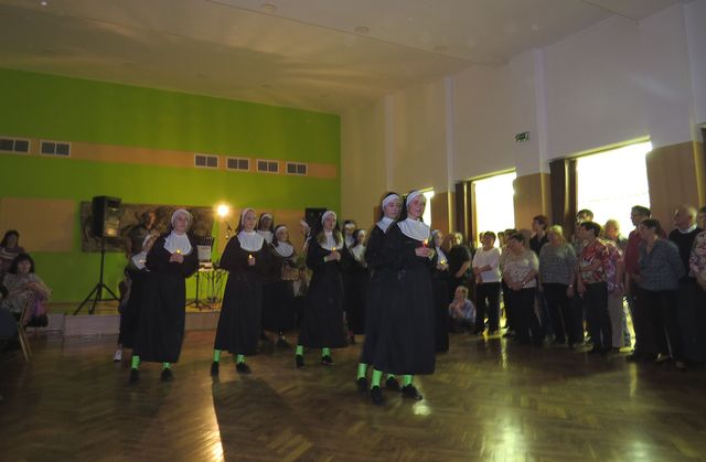 taneční číslo nazvané podle filmu Sestra v akci; www.svatosi.cz