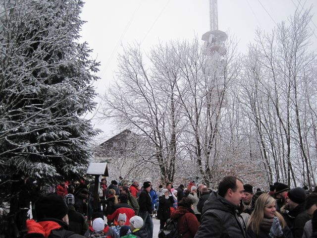 během několika hodin se na vrcholu Javořice vystřídalo přes pět tisíc turistů; www.svatosi.cz