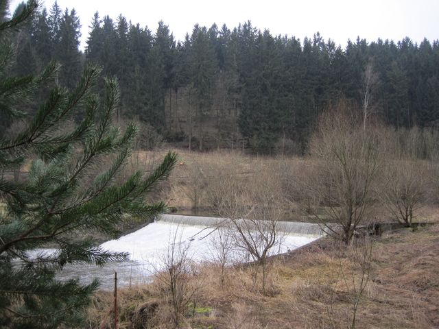 splav na řece Jihlavě poblíž Petrovického mlýna; www.svatosi.cz