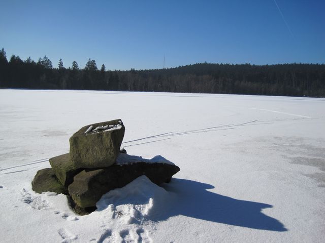 tajuplná skalka na zamrzlé hladině Pařezitého rybníka; www.svatosi.cz