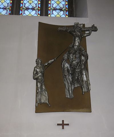 cínové reliéfy na zastaveních křížové cesty jsou dílem Karla Stádníka