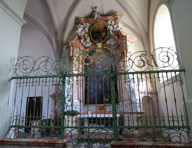 jeden z bočních oltářů baziliky