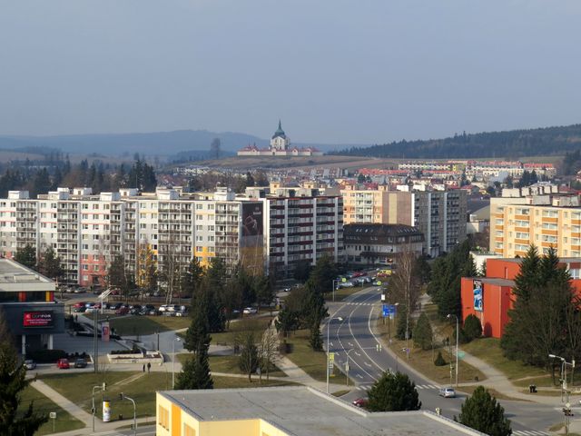 výhled z věže kostela sv. Prokopa přes sídliště Libušín na kostel sv. Jana Nepomuckého na Zelené hoře