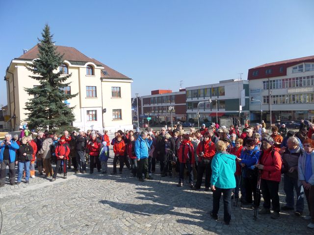 na žďárském náměstí se setkali turisté ze všech koutů Vysočiny; foto L. Tomáš