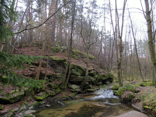 nad potokem se zvedají kamenité stráně
