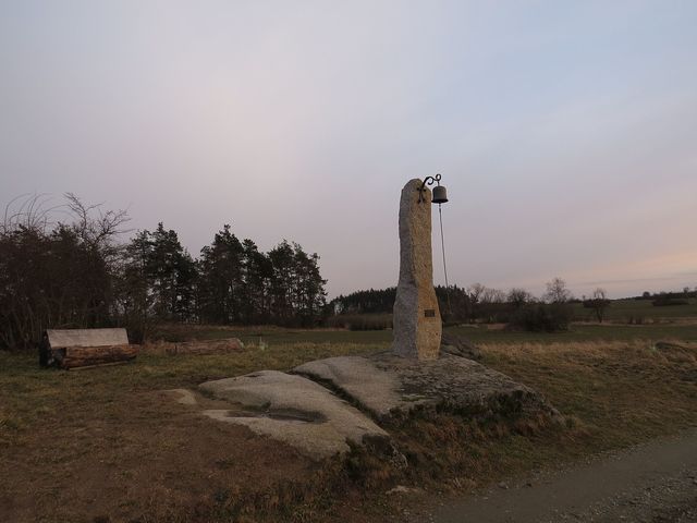 asi třímetrový kamenný sloup se zvonem vznikl v roce 2014; www.svatosi.cz