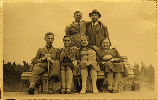 rok 1938 - na dovolené cestou do Štrby - zleva Jan Koday, jeho sestra Marie, sestřenice Marie, matka Marie, stojící otec Vilém Koday (v klobouku)