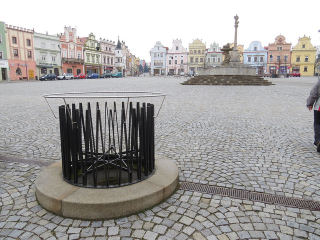 středověká, 16 metrů hluboká kamenná studna na náměstí v Havlíčkově Brodě; www.svatosi.cz