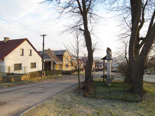 socha sv. Jana odděluje horní a dolní část obce Řehořov; www.svatosi.cz