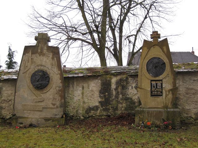 náhrobky na jřbitově u kostela byly postaveny podle návrhu sochaře Františka Bílka