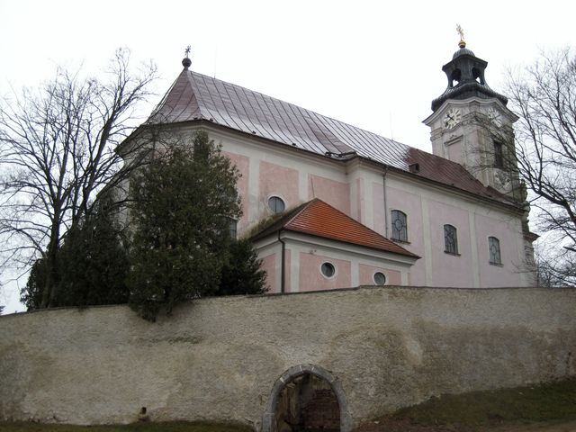 tasovský chrám sv. Petra a Pavla s gotickým jádrem byl barokně přestavěn v polovině 18. století