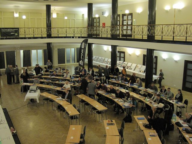 delegáti z celé republiky se scházejí ve Slovanském domě v Praze na konferenci KČT; www.svatosi.cz