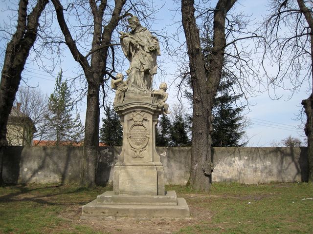 socha sv. Jana Nepomuckého na návsi ve Včelákově
