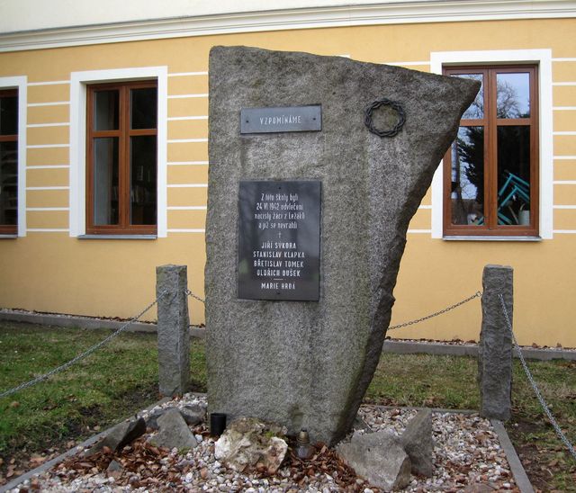 památník dětí z Ležáků před školou ve Včelákově