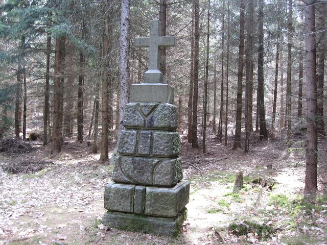 kamenný kříž v lesích u Babákova